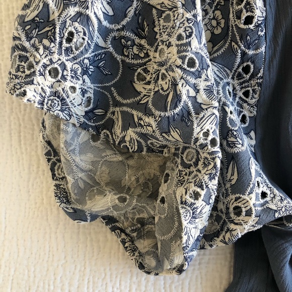 Eyelet sleeve top - Picture 3 of 6